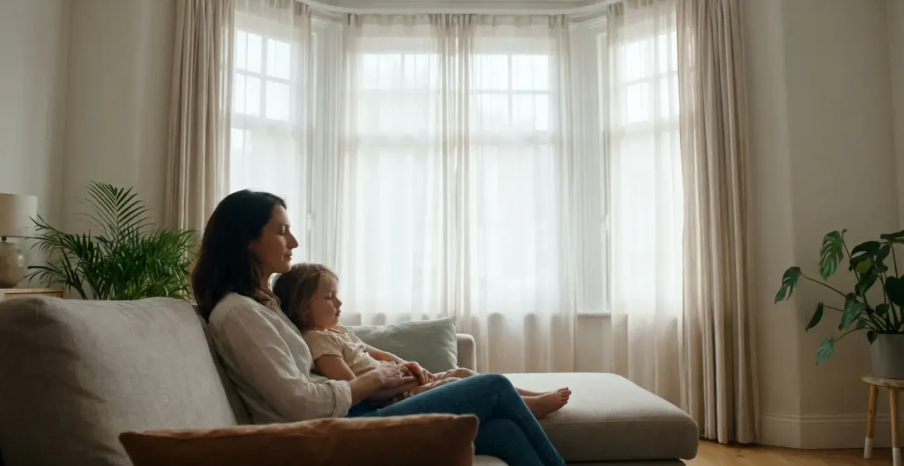 Mère et enfant respirant sereinement dans un séjour lumineux avec plantes vertes